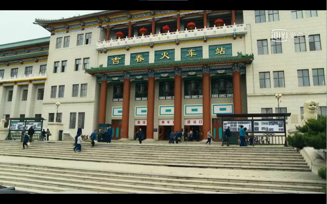 《人世间》：兰蔻小黑瓶、电动沙发，网友火眼金睛发现的14个穿帮