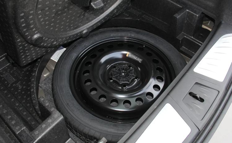 车爆胎怎么更换备胎,汽车前轮爆胎怎么更换备胎