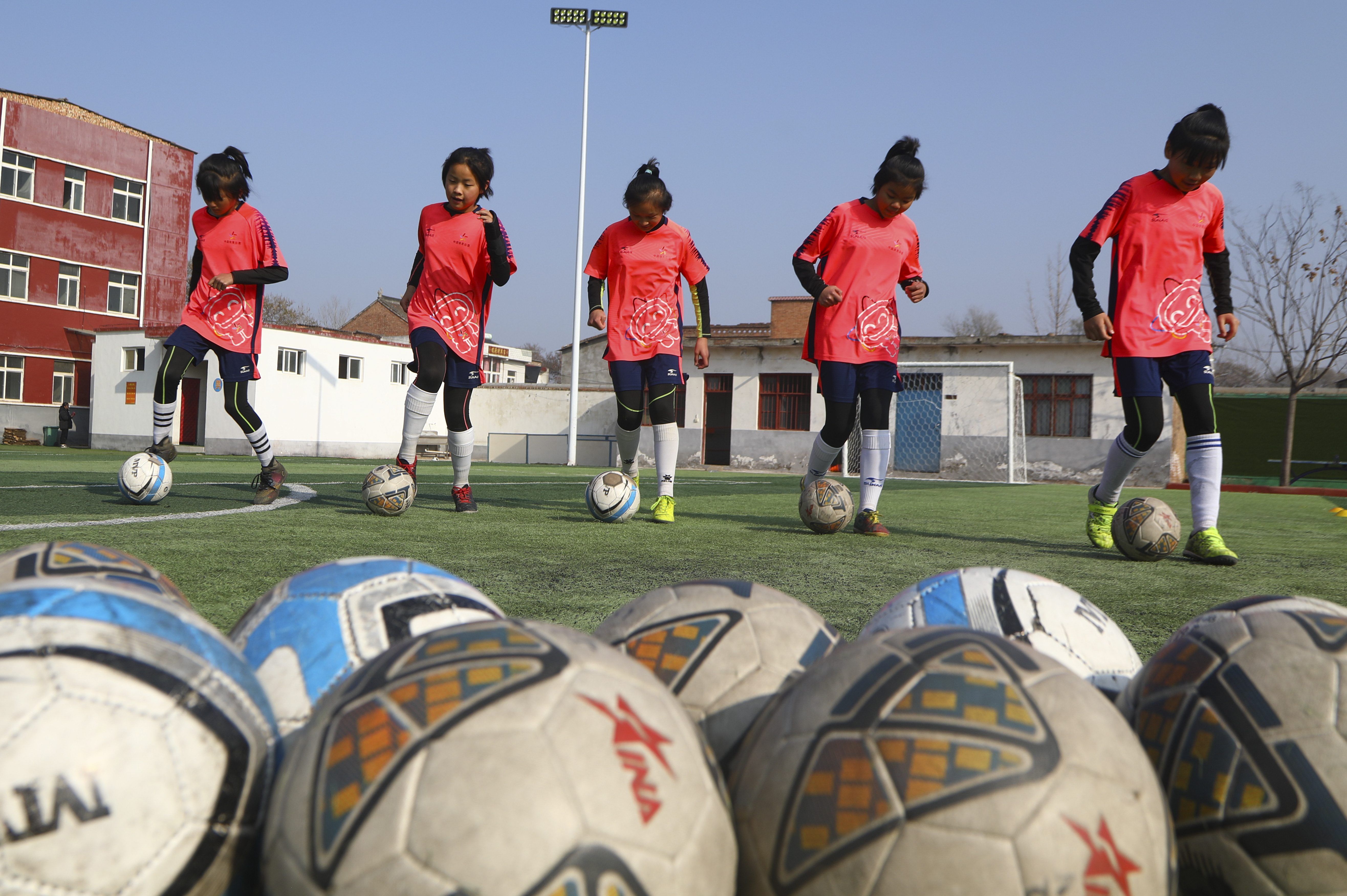 山村女孩的足球梦想