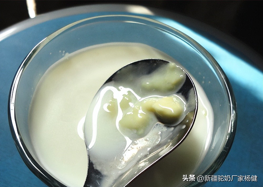 奶粉冲出来结块是什么原因,奶粉结块现象是怎么回事