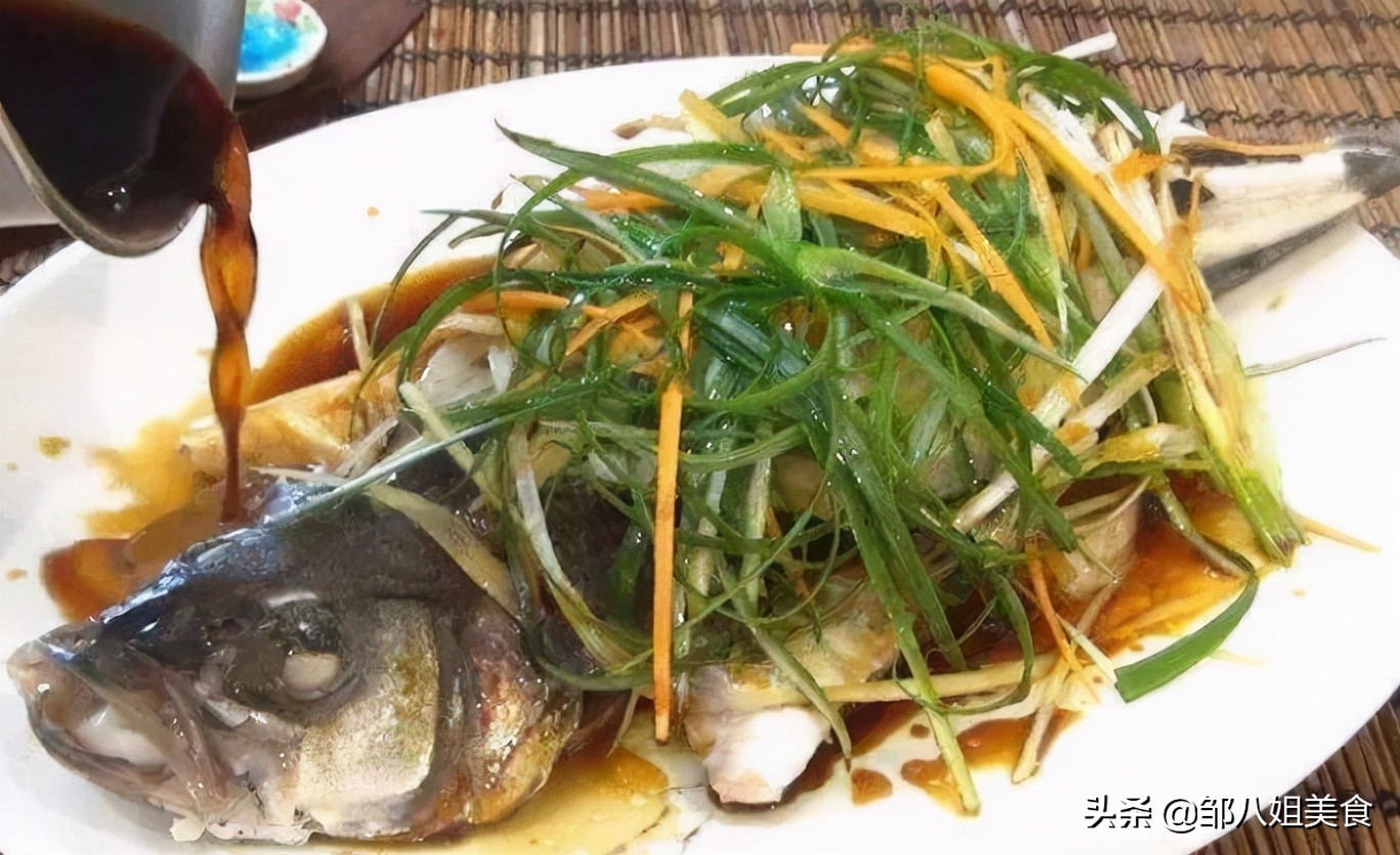 清蒸鱼的蒸鱼豉油要加热吗,清蒸鱼先放油还是蒸鱼豉油