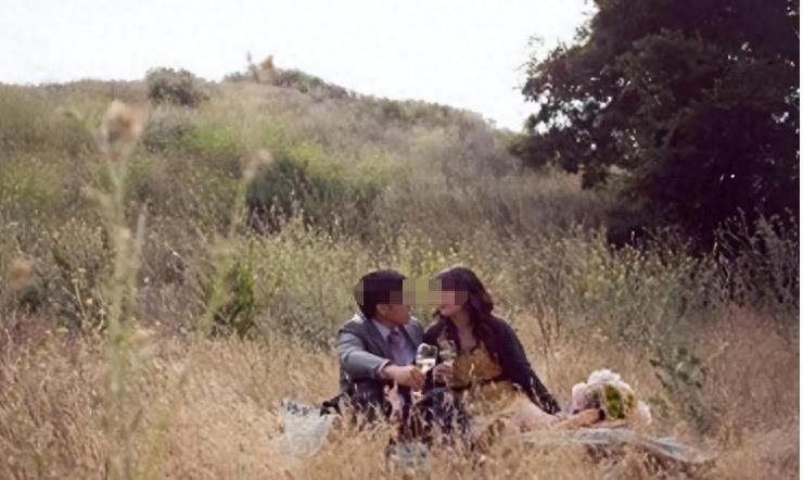 男子和妻子嬉戏打闹,男子和妻子打闹不料摔倒