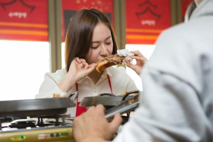 韩国明星来华捞金，要求女粉化妆，网友：这是开演唱会还是选妃？