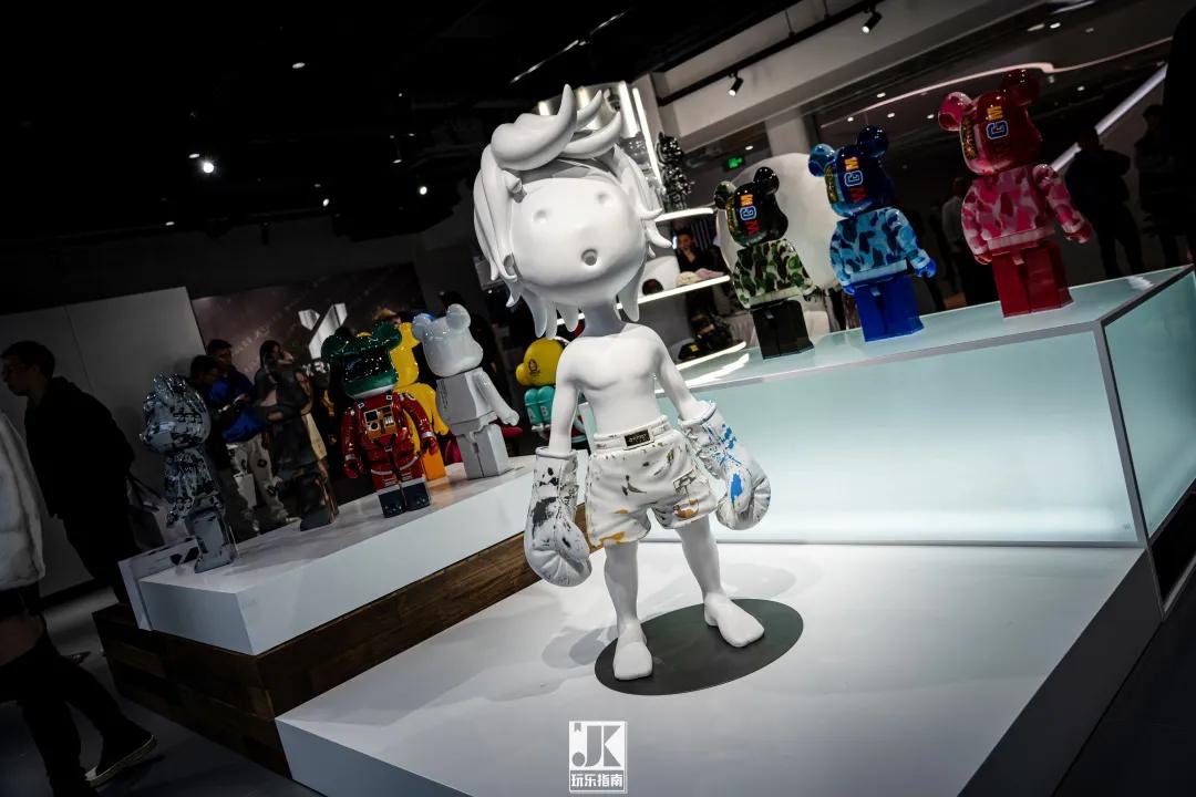 六位数玩偶、30万的AJ，免费送MOLLY，这家潮流店“很来事”