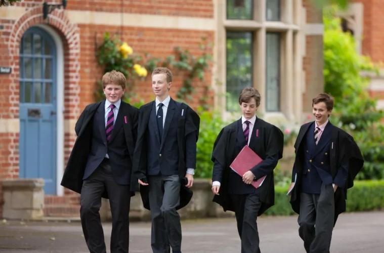 中国校服日本校服俄罗斯校服pk,各国奇葩学生校服