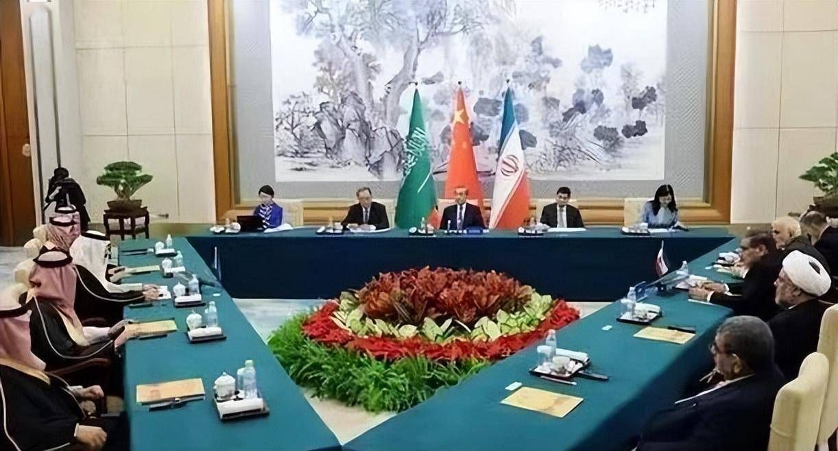 白宫强摁日韩握手，乌克兰背脊发凉，中方打出组合拳，正中美要害