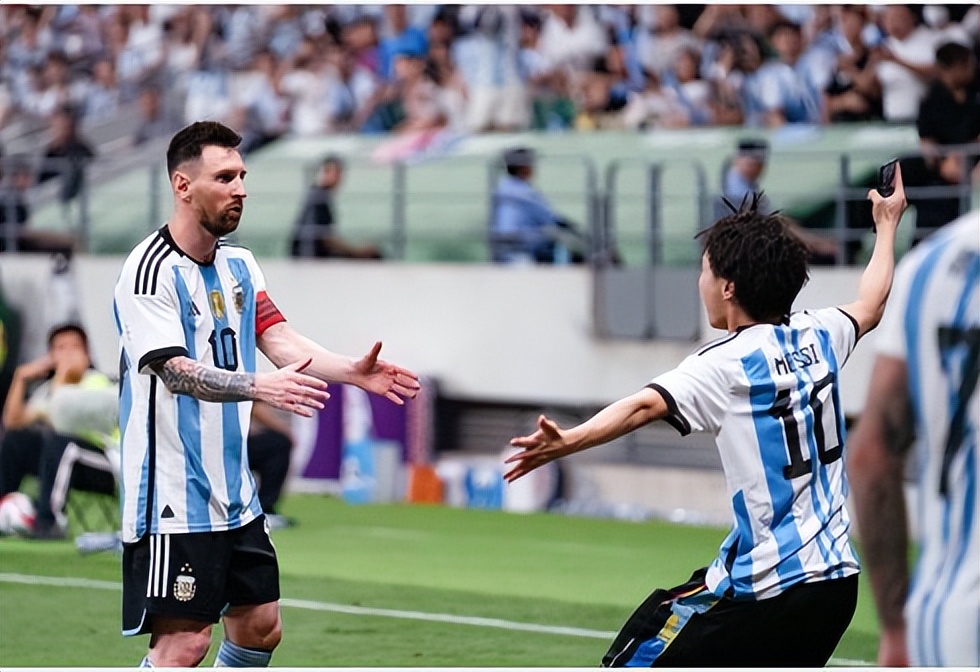 中国球迷闯球场,中国球迷拥抱梅西完整版