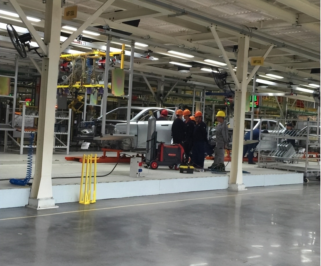 一年烧光82亿，董事长年薪12亿，普工1700底薪！