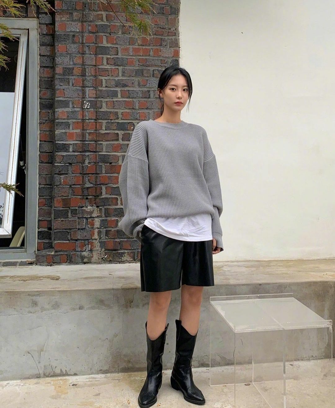 没想到简简单单的上衣这么有气质,没想到穿小黑裙气质还真不错