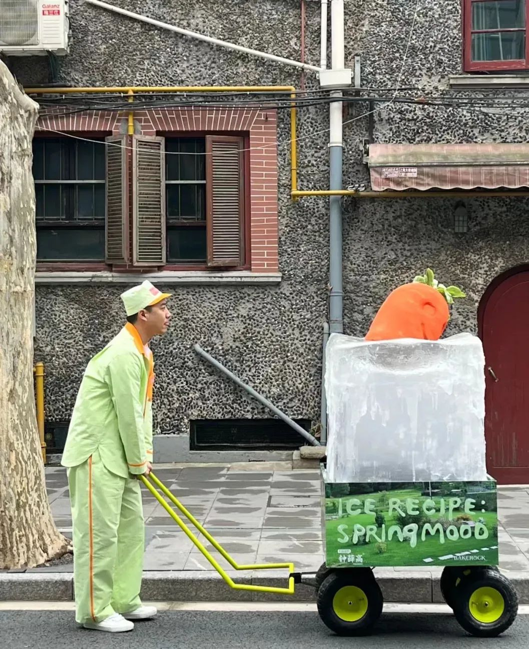 95后夫妻摆摊月入过万,摆地摊年薪百万