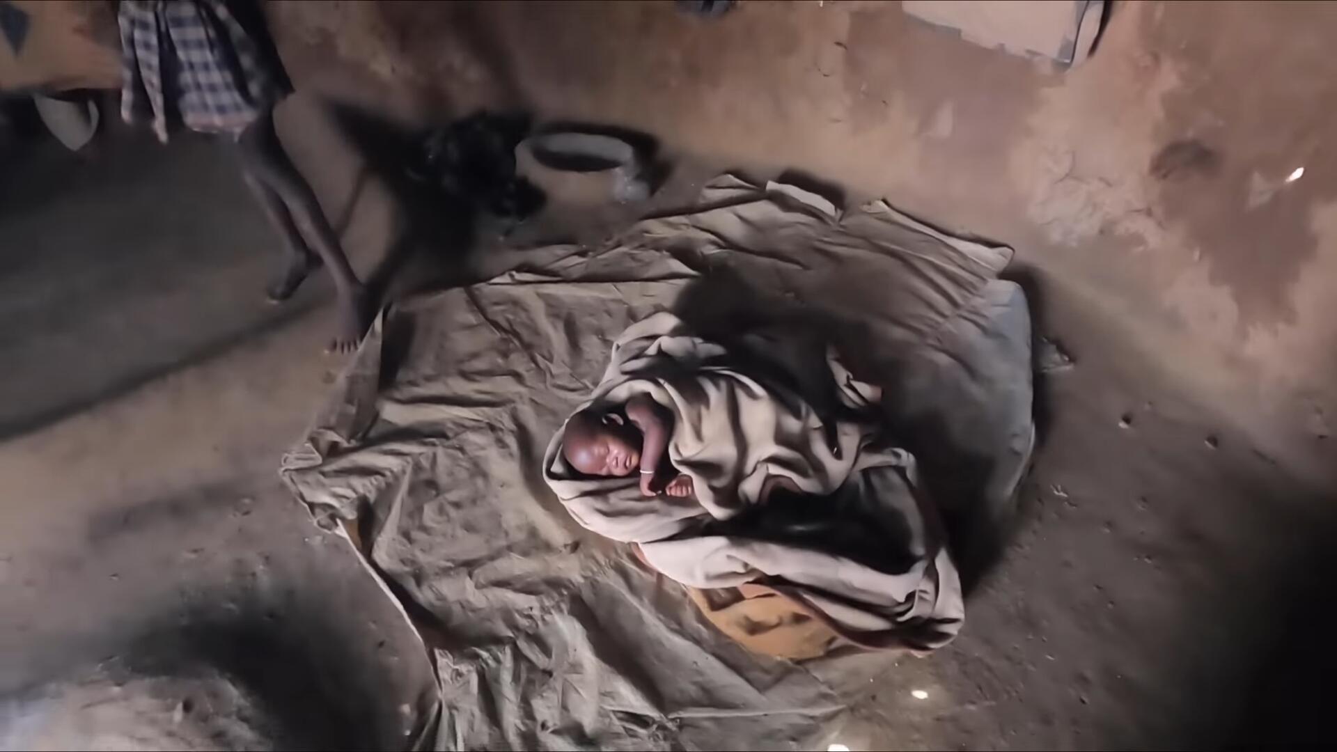 非洲神奇的部落，用牛粪做发型，偶遇不穿衣服的女孩