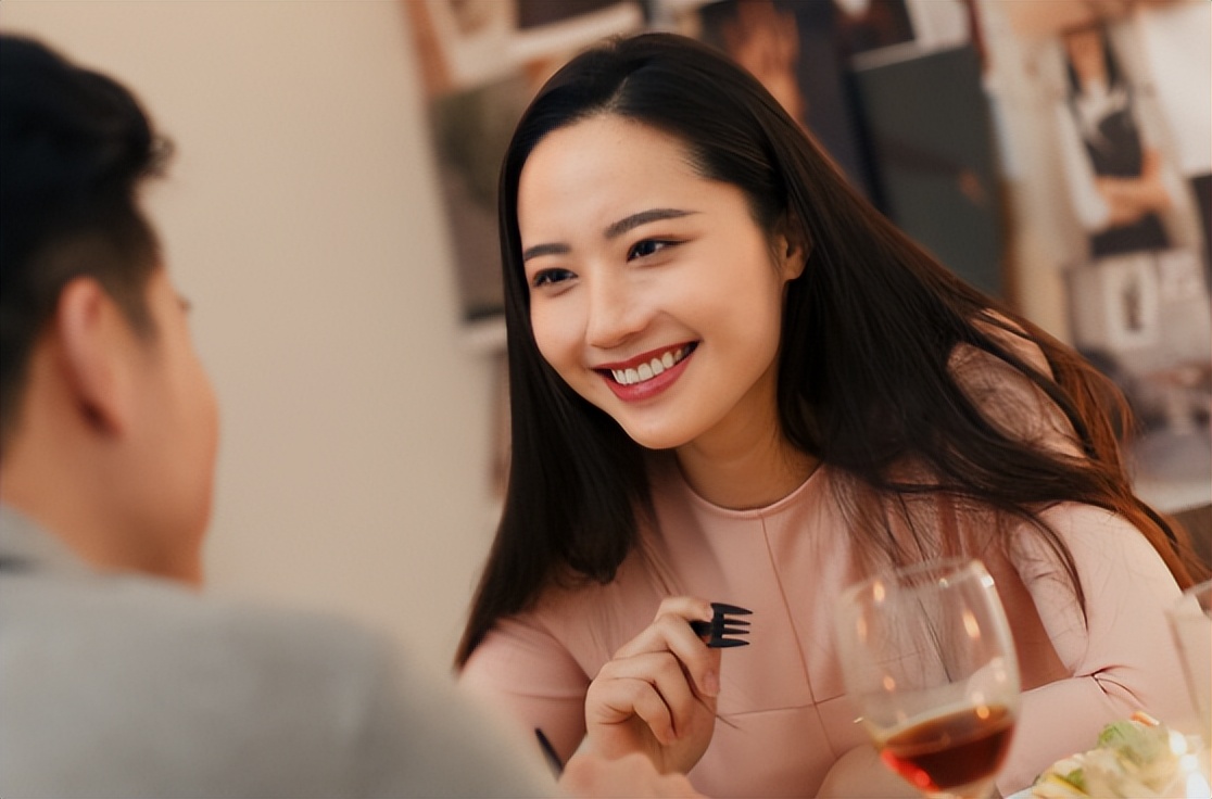 女生一来例假就长痘是什么原因,女生姨妈来了爆痘怎么办