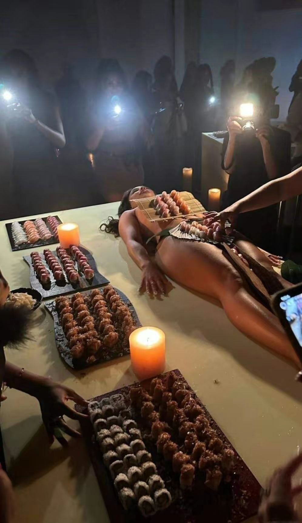 侃爷生日派对寿司,侃爷为朱莉亚庆生