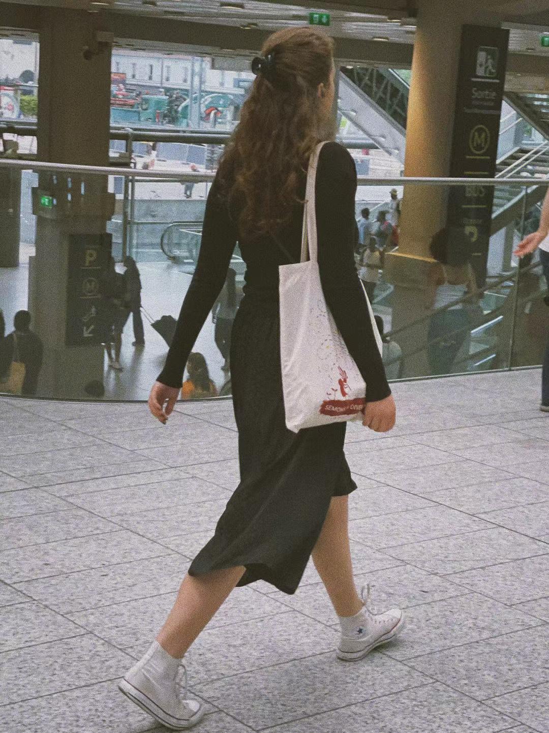 法国女人不追求奢侈品,法国女人不背名牌包包