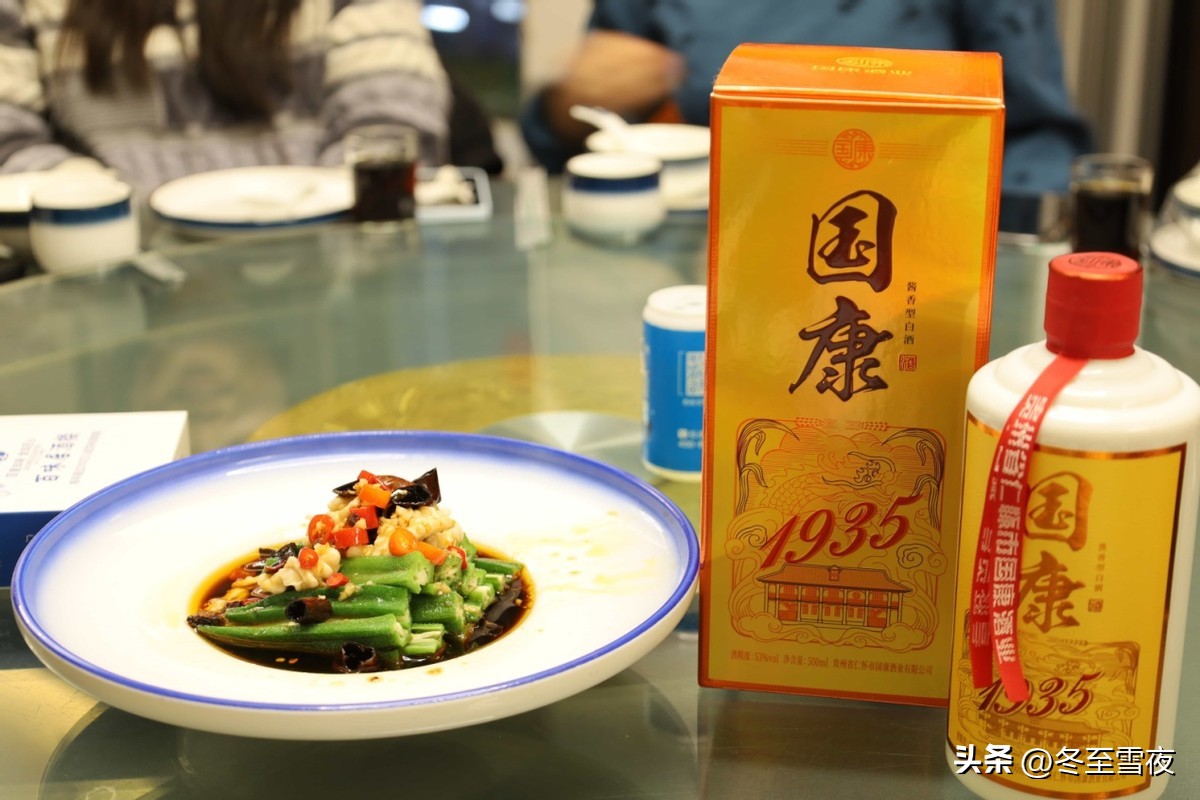 吃饭时,总遇到朋友“劝酒”怎么办?用这三种方法应对,轻松化解