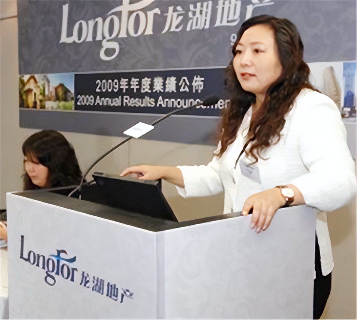 蔡奎和吴亚军离婚原因,蔡奎身价有多少亿