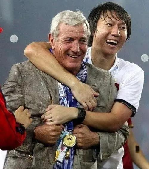 李铁为中国足球带来的进步,国足李铁吹头发