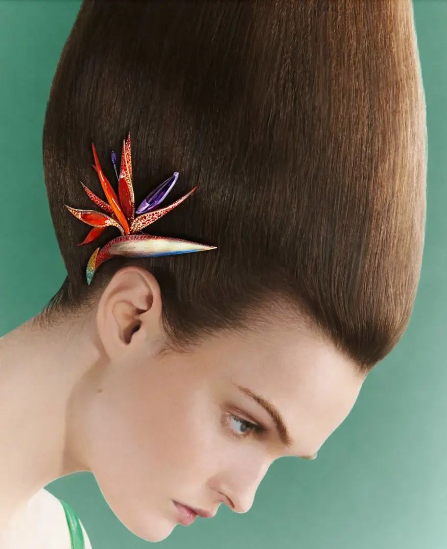 王冠要怎么戴才不会压塌头发,戴皇冠怎么能不掉