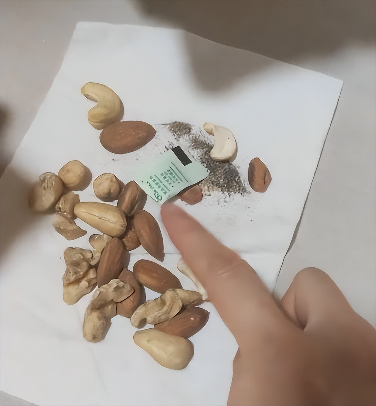 孕妇吃三只松鼠脱氧剂,三只松鼠脱氧剂泄漏被人误食