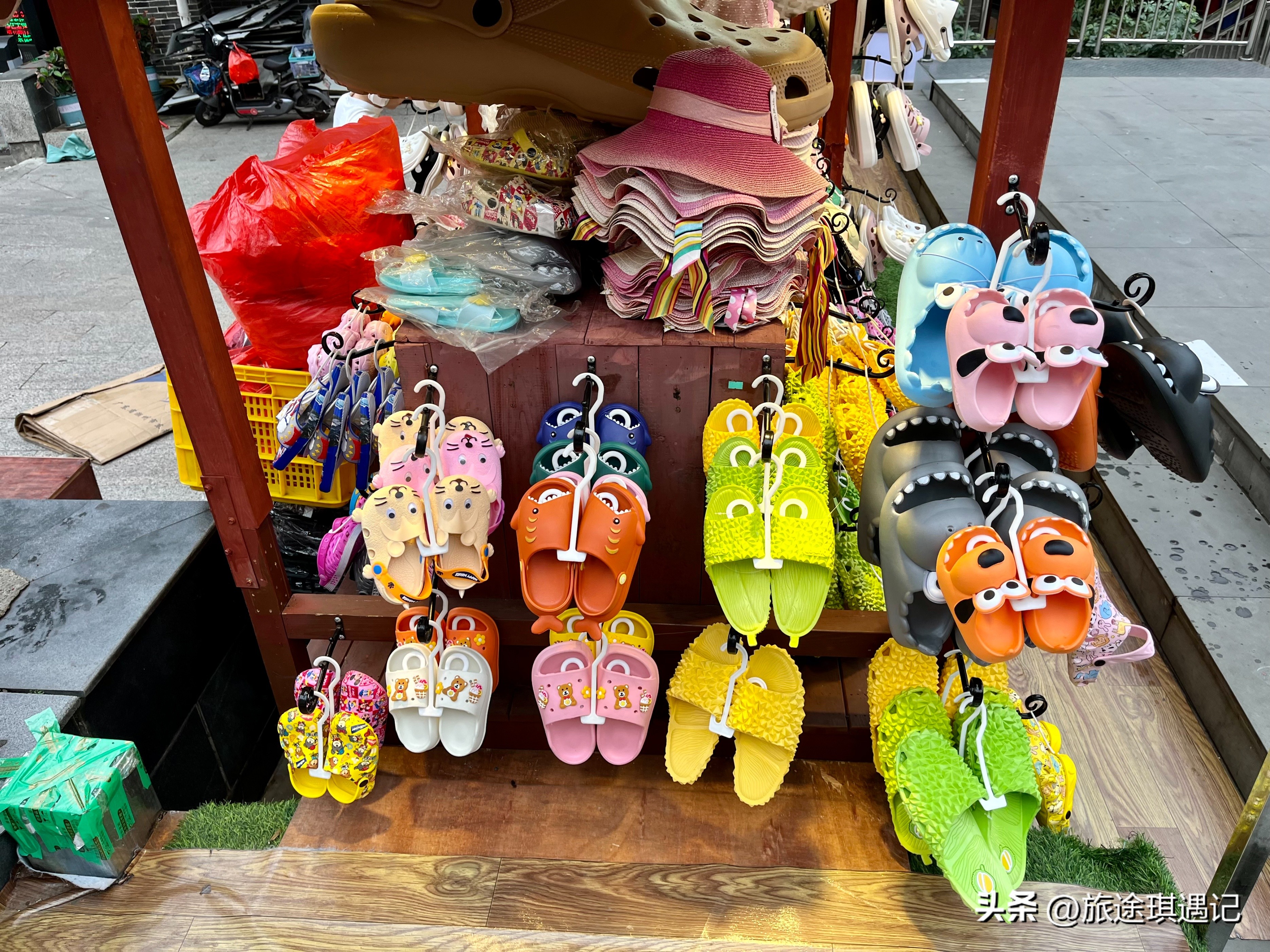 东兴与越南边境交界处,越南人看东兴北仑河