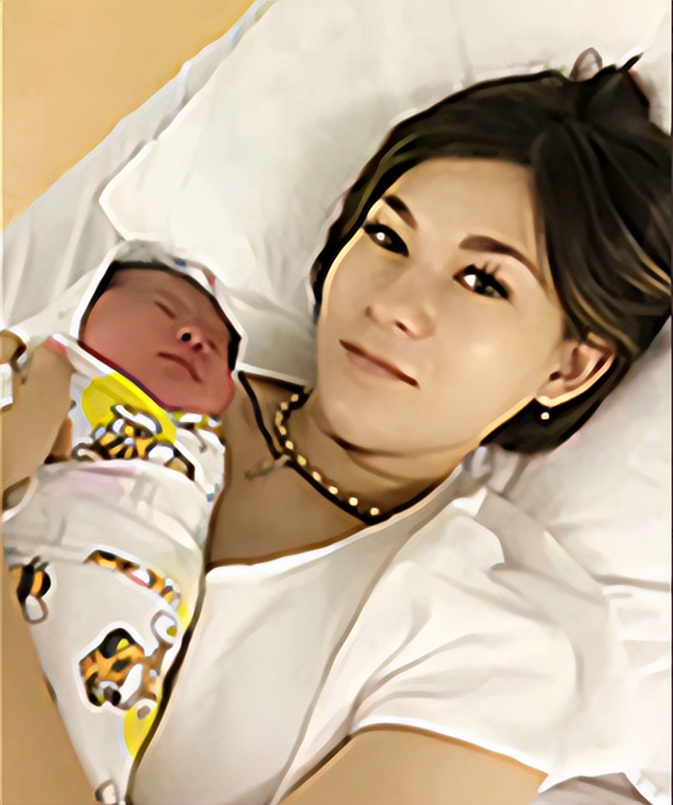 俄罗斯美女倒追中国穷小伙，没车没房不要彩礼也要嫁，她后悔了吗