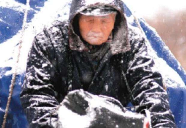 老人蹬三轮捐35万，助300多贫困学子圆梦，死后获感动中国特别奖