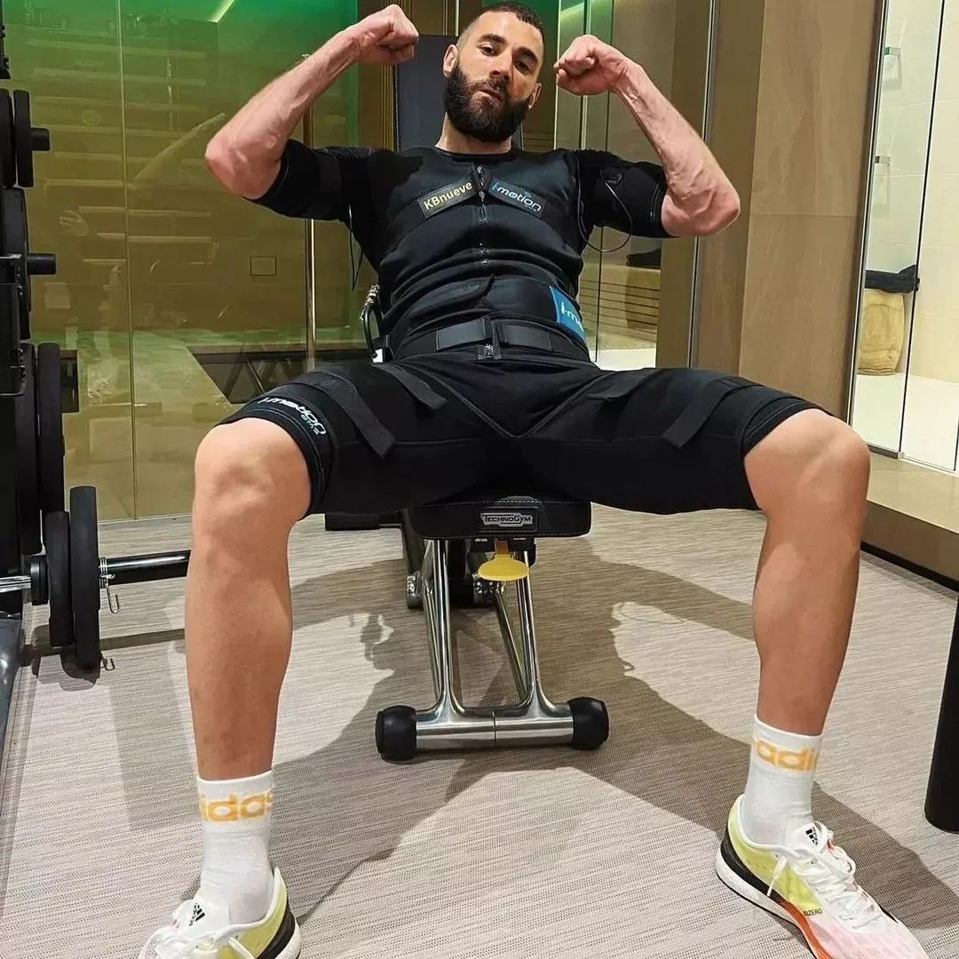 金球奖本泽马颁奖片段,本泽马获得金球