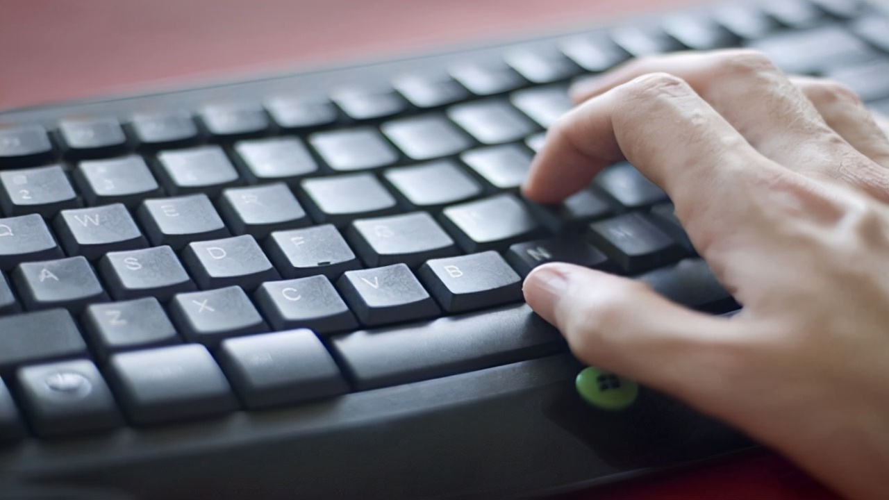 电脑键盘清理小妙招,如何把电脑键盘里的脏东西弄干净