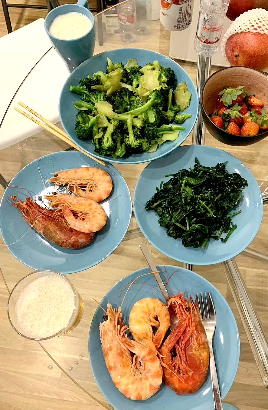 彩色旅图·西欧纪行｜瓦伦西亚的情人节，小贩在饭店外面卖鲜花