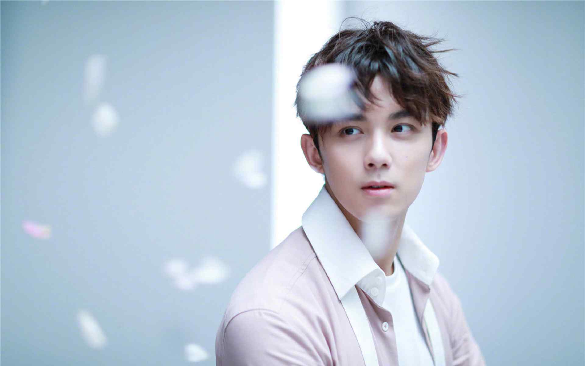 吴磊三岁就拍广告了吗,被鹅厂放弃后的吴磊如今怎样了