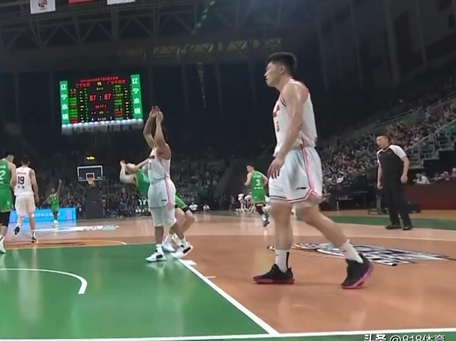 张镇麟劈扣吓坏,cba张镇麟垫脚裁判报告