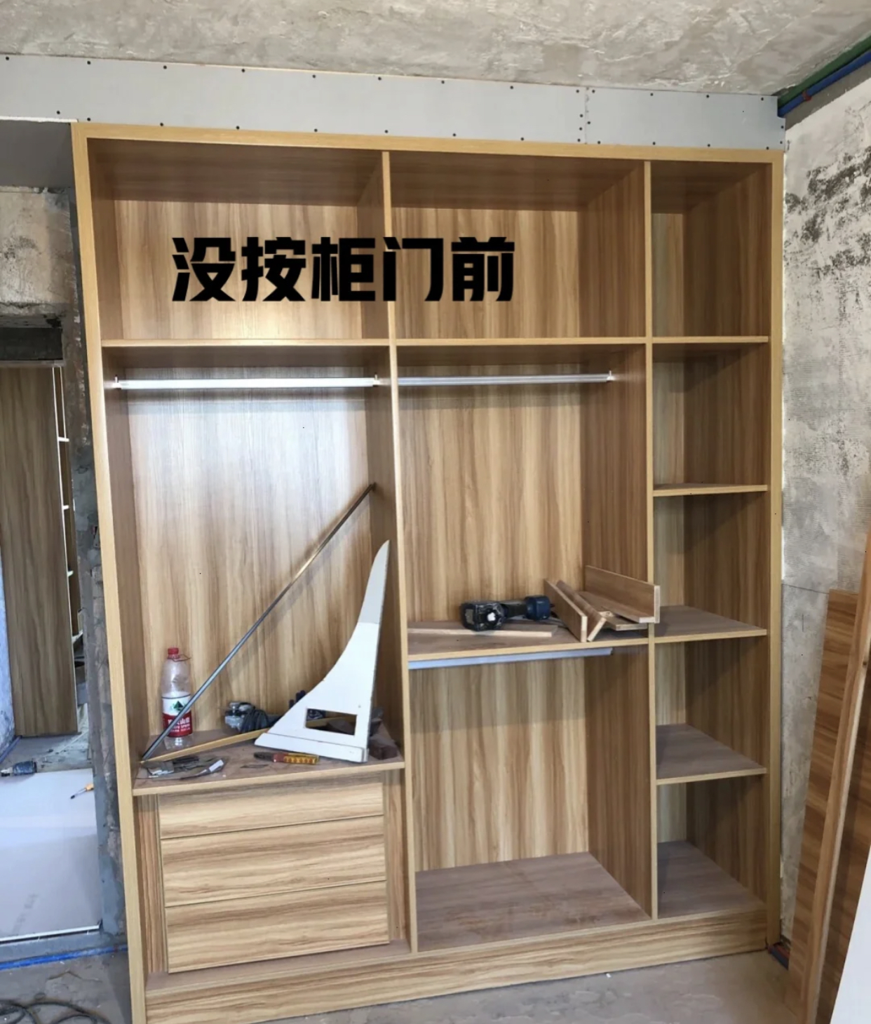 木工打柜子跟定制对比哪个实用,装修是定制柜子好还是木工现场做