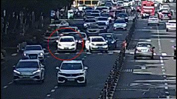 车辆故障交警们秒变修车工,铁骑队员路遇车祸及时出手相助