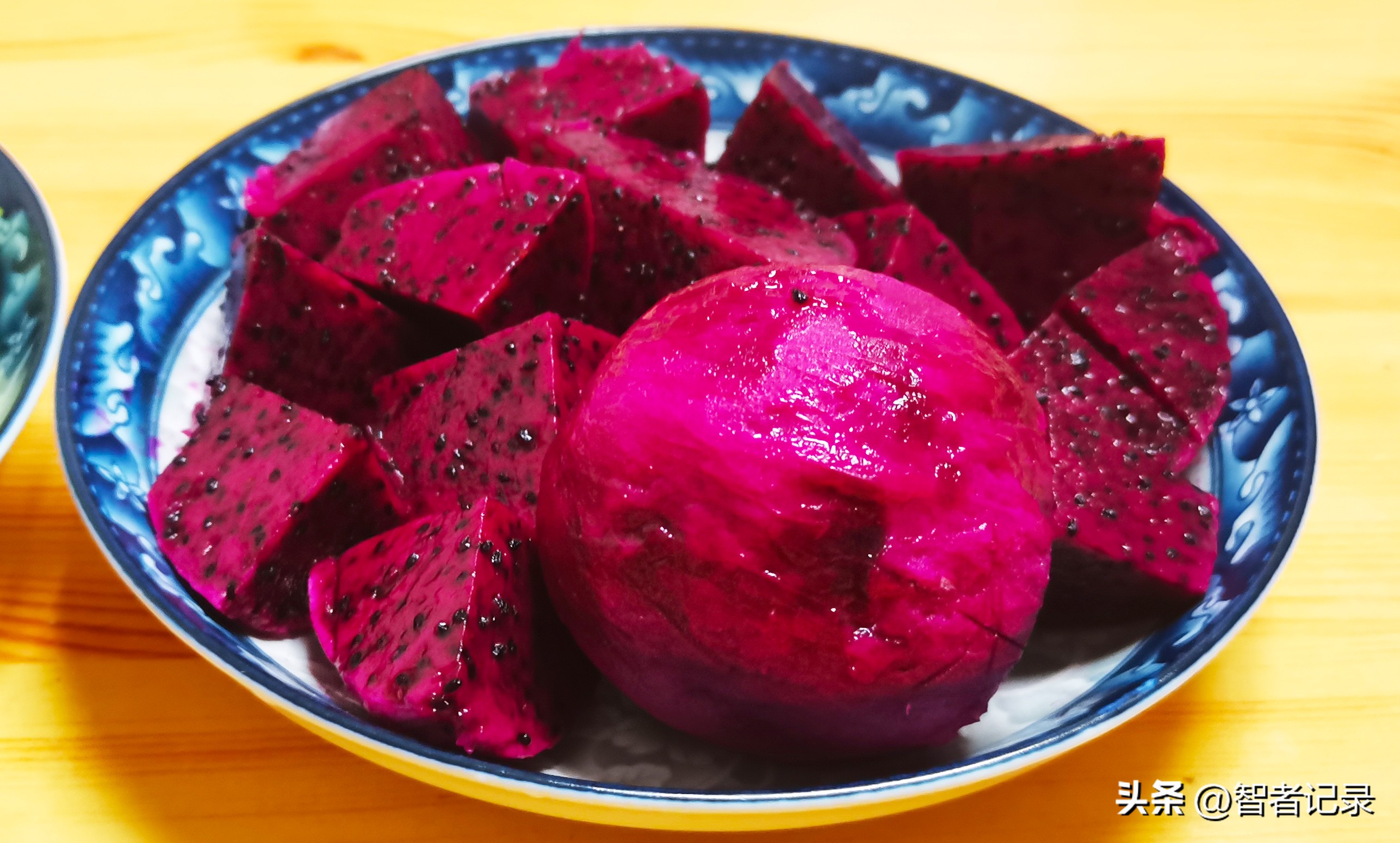 素炒佛手瓜片，配一盘寓意紫气东来的火龙果，有何作用和寓意？