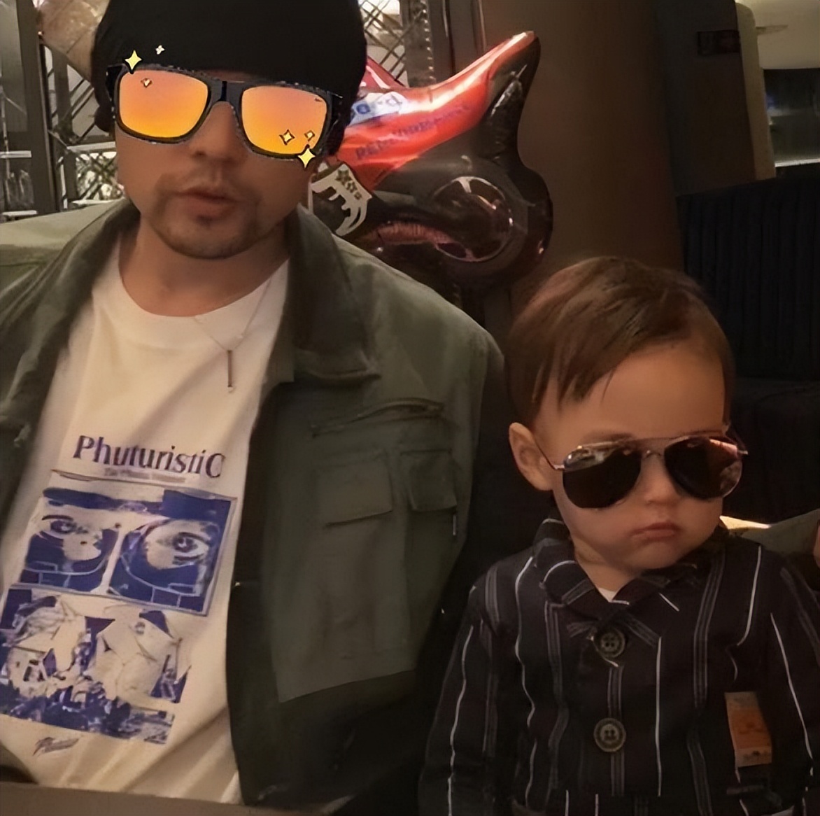 周杰伦晒儿子罗密欧赏画照,周杰伦儿子罗密欧发型