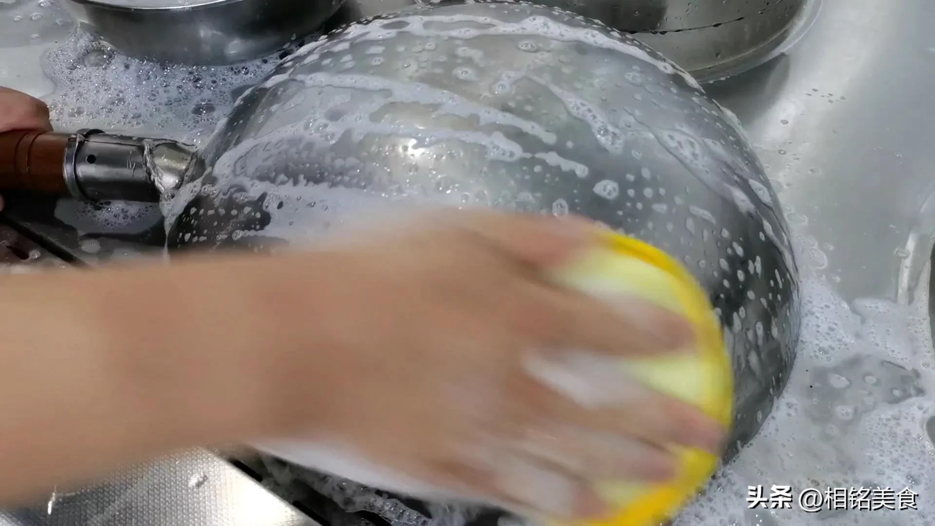 新铁锅怎样开锅小妙招视频,不粘锅的铁锅最佳开锅方法