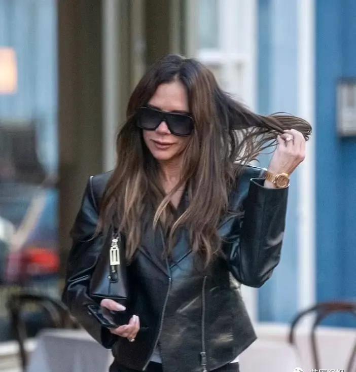 贝嫂狂晒48岁小贝半裸翘臀照，全球网友狂欢：谢嫂子带看男菩萨！