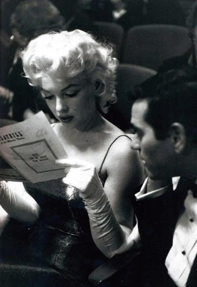 肯尼迪喜欢赫本还是玛丽莲梦露,梦露肯尼迪赫本是同时期的恋人吗