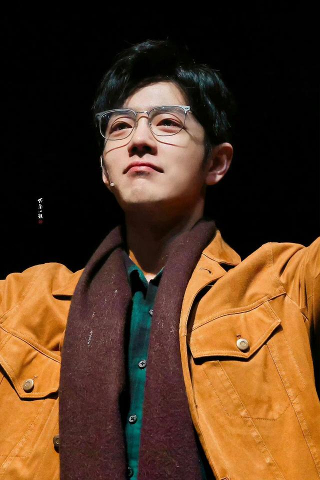 肖战带粉丝了解更多优秀话剧作品,肖战参演话剧开启转型之路