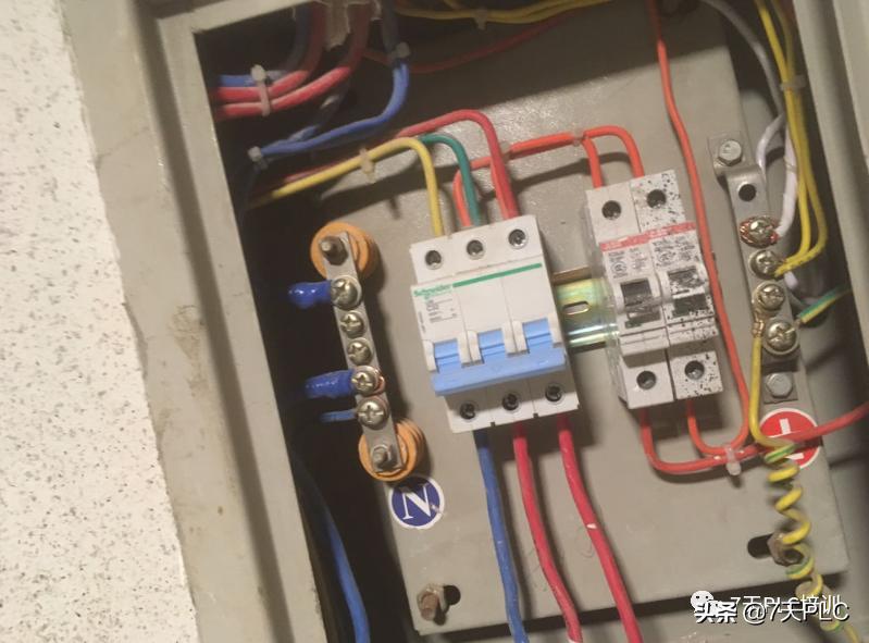 380v没零线怎么接出220v灯一个,380v没零线怎么接出220v充电器