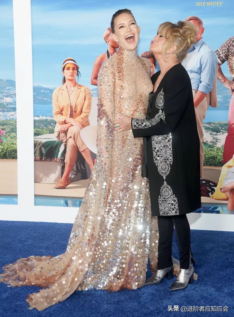 欧美明星时尚街拍2019年7月30日,欧美老年时尚博主穿羽绒服街拍