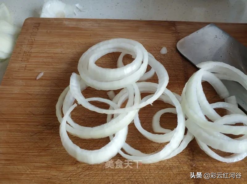 炸洋葱圈香酥脆脆的好吃,炸洋葱圈有什么功效