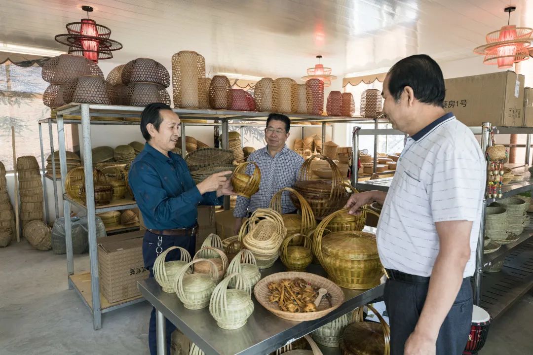 华坪县残疾人竹编厂李兴君,李兴君竹编手艺