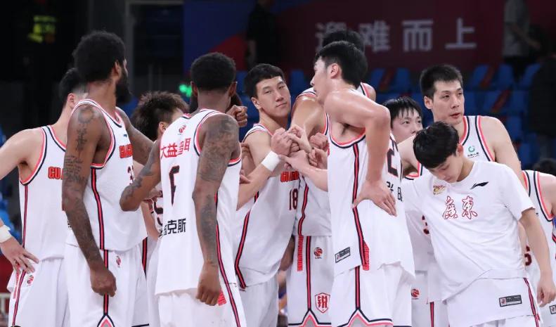 广东男篮12年来首次止步半决赛,广东终结广厦集锦