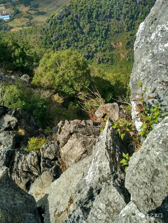 攀普洱天壁山之西门崖子：一日凌云出，群山齐失自高心