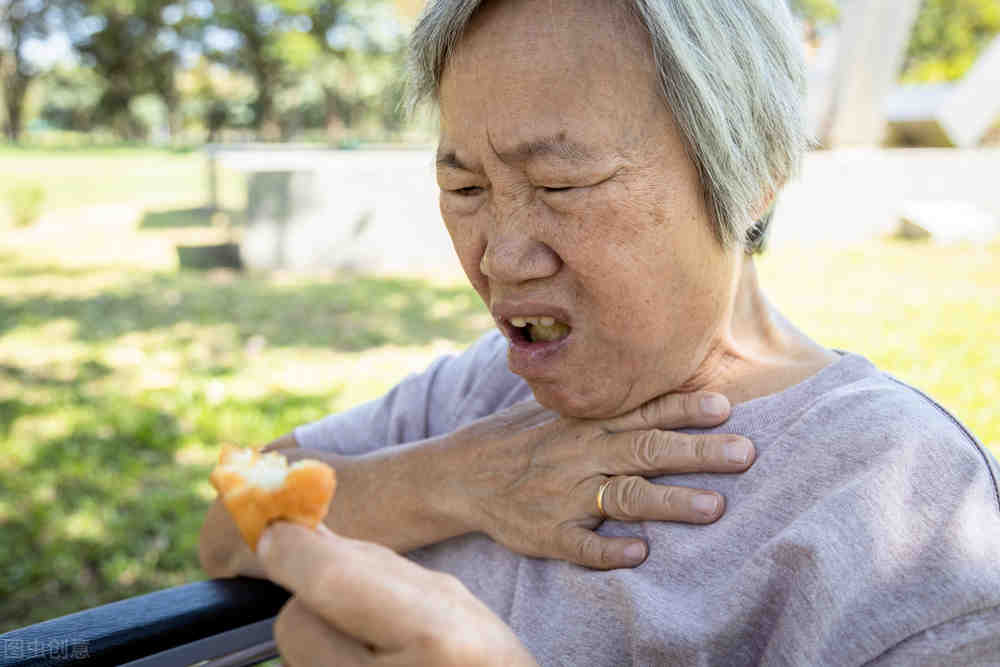 老年人呛咳的正确处理方式,老人呛咳是什么病的征兆