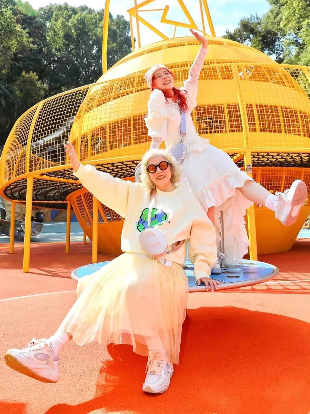 这位89岁上海奶奶也太潮了，她的穿搭又美又减龄，这才是人生赢家