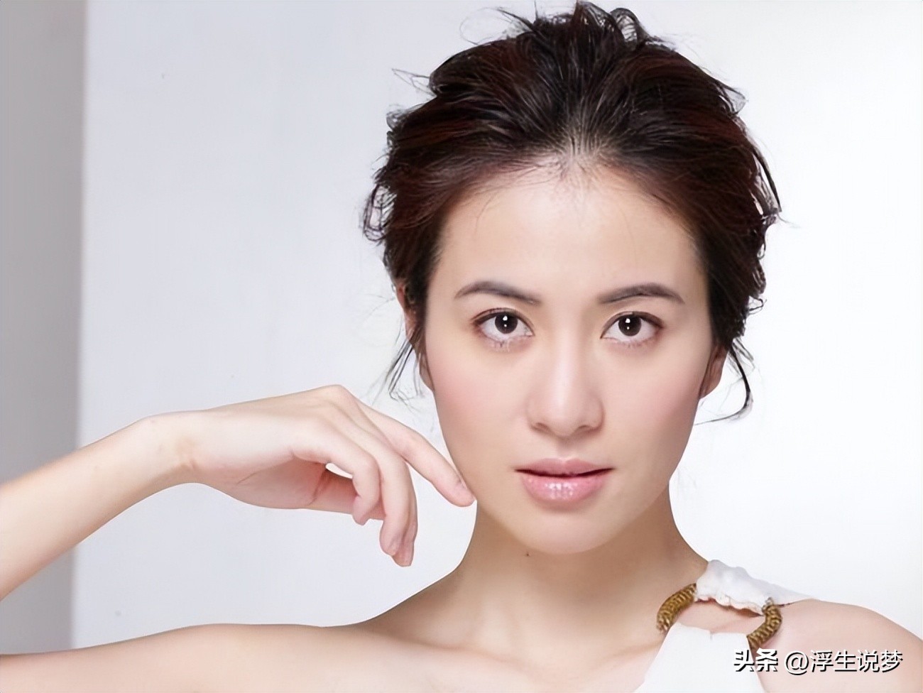 助理伺候明星跪下打伞,助理跪下伺候明星洗脚穿鞋