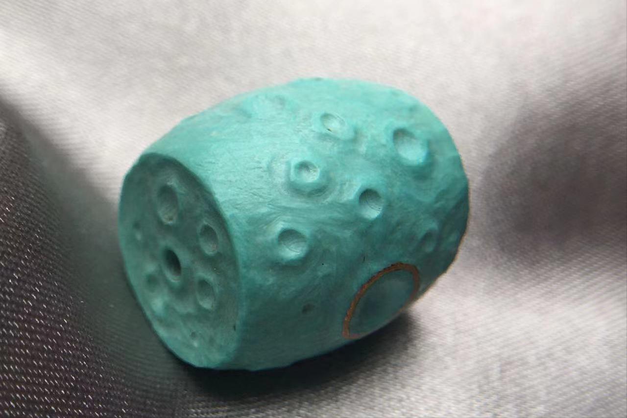 不知道去哪买就去京东买,最近很便宜的原矿绿松石