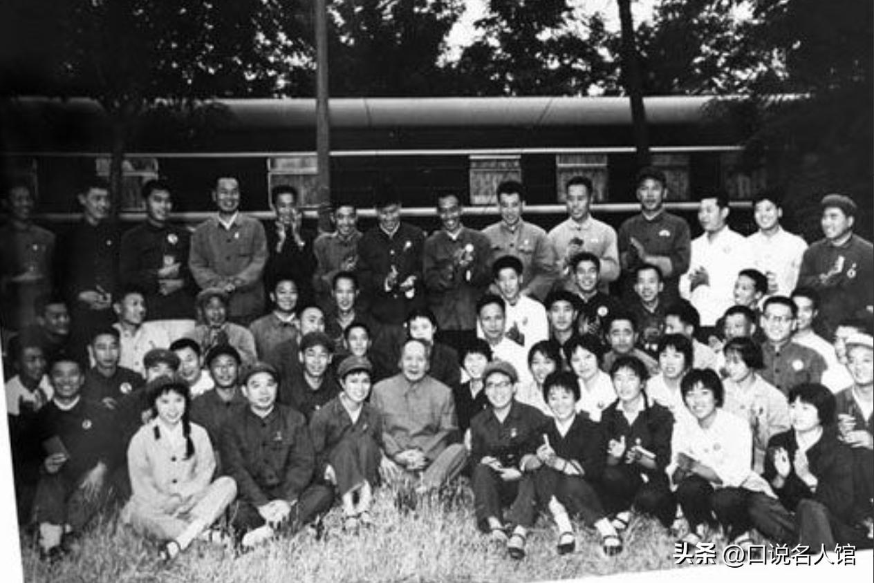 毛主席途经天津，问起狗不理包子取名缘由，一列车员回答引人大笑